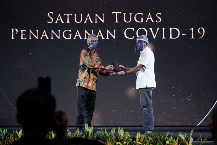 Satuan Tugas Penanganan Covid-19 menerima penghargaan Hassan Wirajuda Perlindungan Award (HWPA) 2020, pada Jumat (18/12).