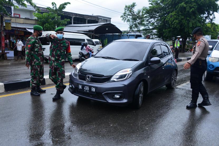 Satuan Tugas Penanganan COVID-19 menghentikan kendaraan warga untuk memeriksa kelengkapan surat melintas saat Operasi Pengetatan Pemberlakuan Pembatasan Kegiatan Masyarakat (PPKM) Mikro di Bundaran Lambaro, Kabupaten Aceh Besar, Aceh, Sabtu (10/7/2021). Operasi penyekatan di beberapa pintu masuk dan keluar Kota Banda Aceh sebagai daerah zona merah itu merupakan syarat melintas sesuai aturan Pengetatan PPKM Mikro dalam mengantisipasi peningkatan kasus CID-19.