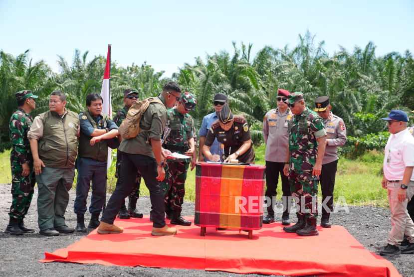 Satuan Tugas Penertiban Kawasan Hutan (Satgas PKH) menyita lahan sawit yang dianggap ilegal dan masuk kawasan hutan.