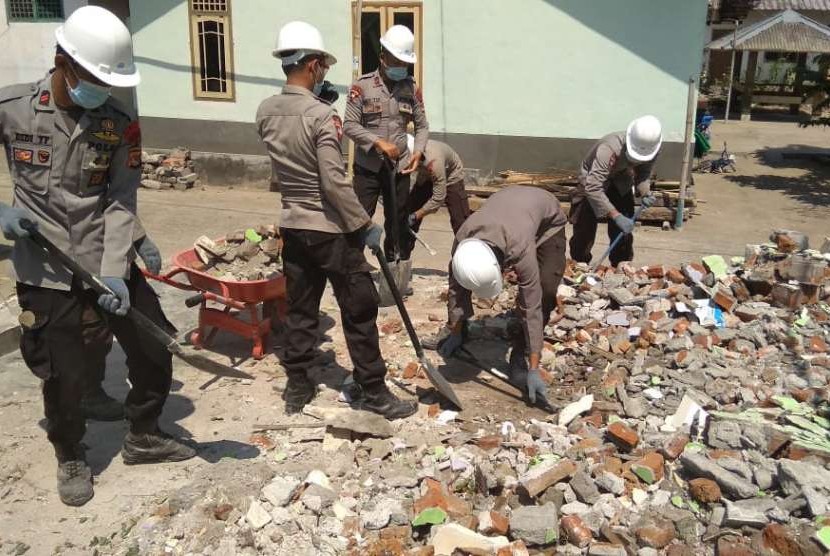 Satuan Tugas (Satgas) Aman Nusa II Polda NTB membersihkan 1.248 rumah terdampak gempa di sejumlah wilayah di Pulau Lombok dan Sumbawa selama September.