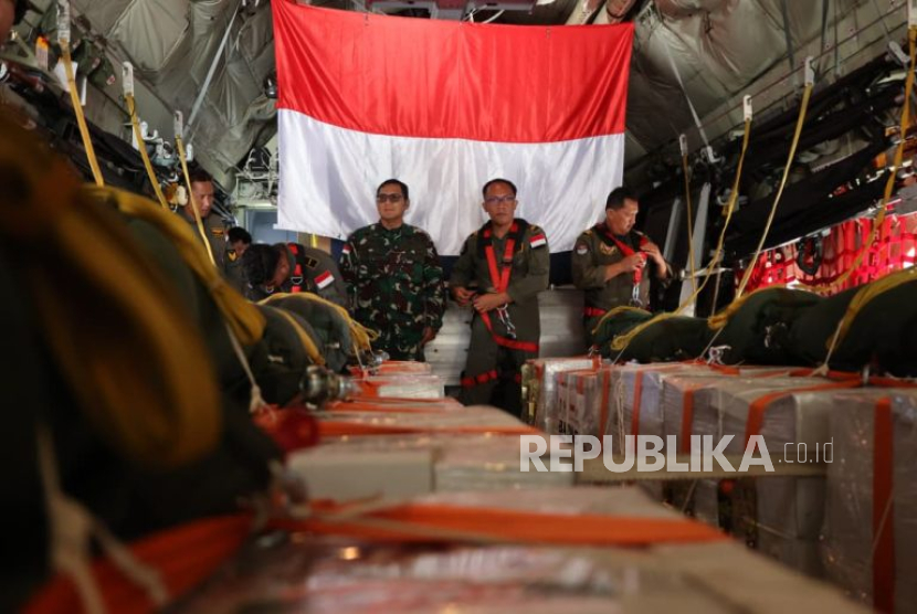 Satuan Tugas (Satgas) Garuda Merah Putih II berhasil menyalurkan bantuan logistik dengan metode airdrop dari pesawat ke Jalur Gaza, Palestina, Ahad (17/8/2025).