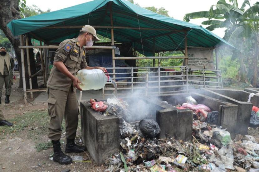 Satuan tugas (satgas) khusus pengendalian lingkungan melakukan pemadaman sampah yang dibakar karena menyebabkan polusi dan pencemaran di Kota Tangerang, Provinsi Banten, Senin (28/8/2023).