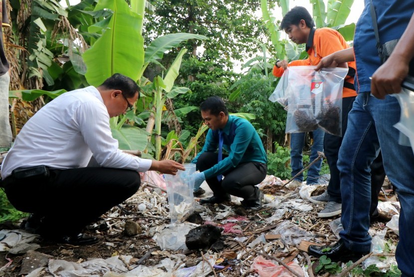 Satuan Tugas (Satgas) Pangan Polrestabes Surabaya mengumpulkan barang bukti dari tempat pembuangan limbah di sebuah industri rumahan abon sapi yang diduga dioplos dengan daging ayam saat sidak di sebuah industri rumahan abon sapi di kawasan Soponyono, Surabaya, Jawa Timur, Selasa (16/5). 