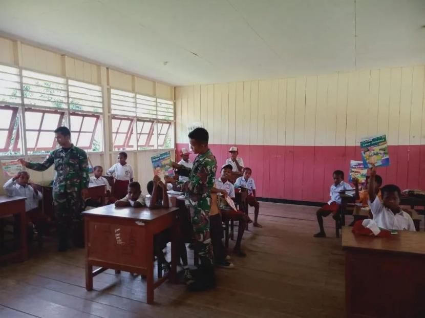 Satuan Tugas (Satgas) Yonif 126/Kala Cakti Yabanda, melakukan pengabdian dalam bentuk mengajar di perbatasan Papua. 