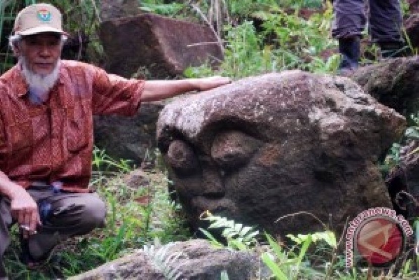 Satue of human head in North Dempo, Pagaralam, West Sumatra. (file photo)