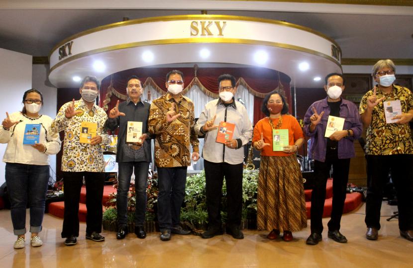 Satupena meluncurkan enam dari 100 buku yang mewarnai Indonesia sejak era kolonial. Foto dari kiri ke kanan: Risa (perwakilan media),  Achmad Fachrodji  (Dirut Balai Pustaka),  Chappy Hakim (Dewan Penasihat Satupena), Bachtiar Aly  (penulis non fiksi), Nia Samsihono  (Dewan Kurator 100 buku paling berpengaruh di indonesia sejak era kolonial),  Agus Sarjono (penulis fiksi),  Satrio Arismunandar (penulis mantan sekjen AJI).