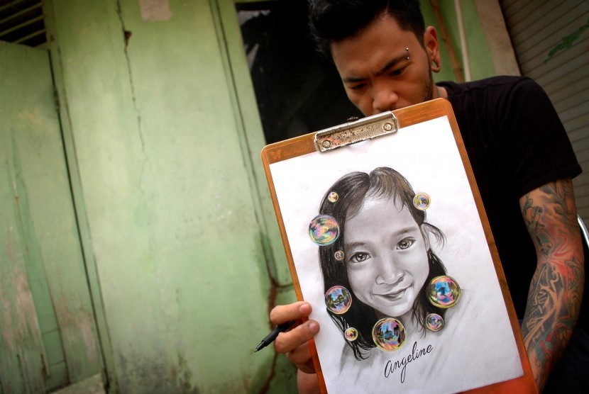 Saudara sepupu Angeline menunjukkan karya sketsa wajah Angeline di Kampung Sawah, RT 08/04 No.24, Jatimelati, Pondok Melati, Bekasi, Jawa Barat, Minggu (14/6).
