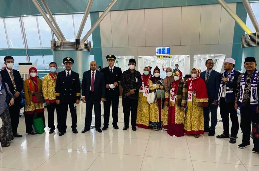 Saudi Airlines (Saudia) kembali membuka rute penerbangan ke Madinah Rabu (19/1). Pada penerbangan kali ini, Saudia mengangkut jamaah umrah yang diberangkatkan melalui Terminal 3 Bandara Udara Internasional Soekarno-Hatta. 