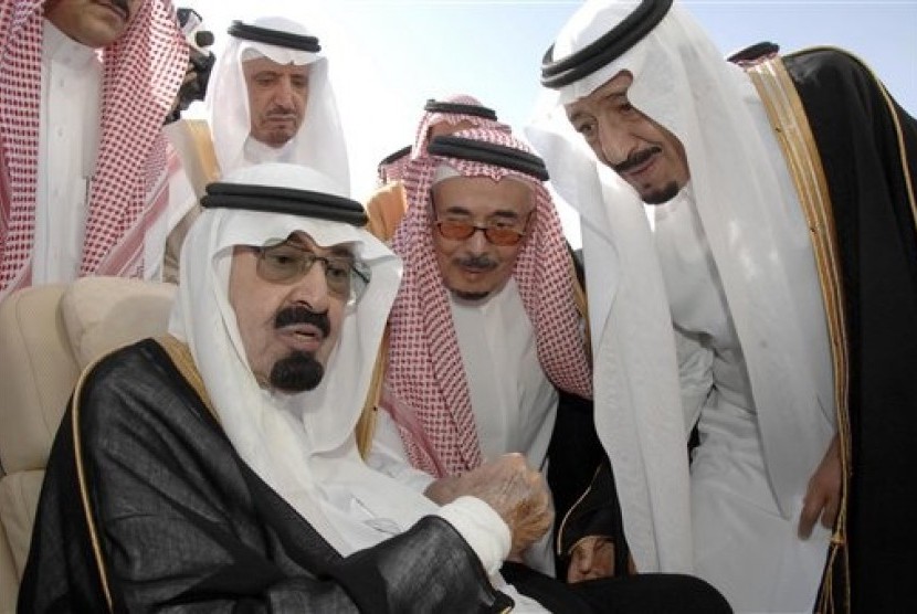 Saudi Arabia's King Abdullah sits (file photo)