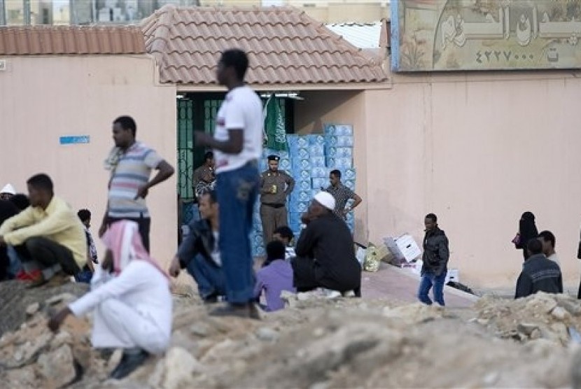 Saudi security forces watch Ethiopians gather as they wait to be repatriated in Manfouha, southern Riyadh in Nov. 13, 2013. (File photo)