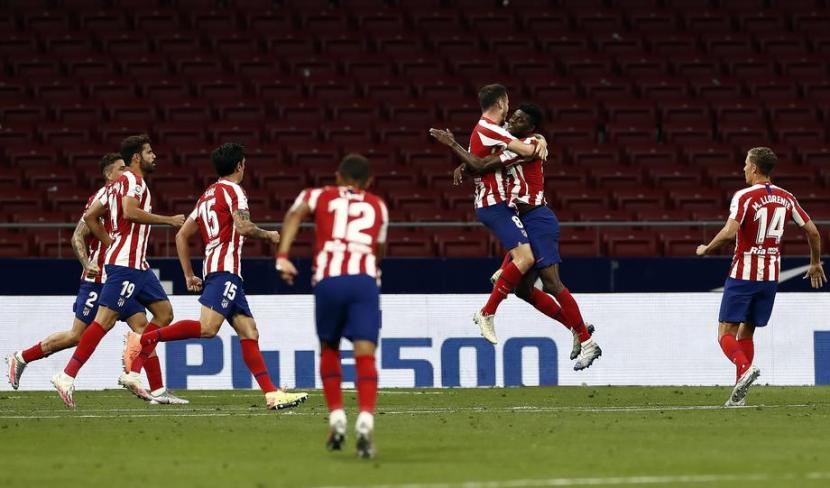 Saul Niguez (kedua kanan) merayakan golnya untuk Atletico Madrid saat mengalahkan Alaves 2-1 di La Liga.
