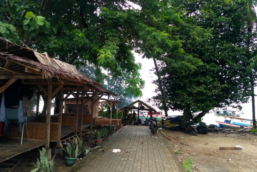 Saung di bibir pantai tetap kokoh di Kampung Cipanon, Desa Tanjung Jaya, Kecamatan Panimbang Kabupaten Pandeglang, Rabu (26/12). 