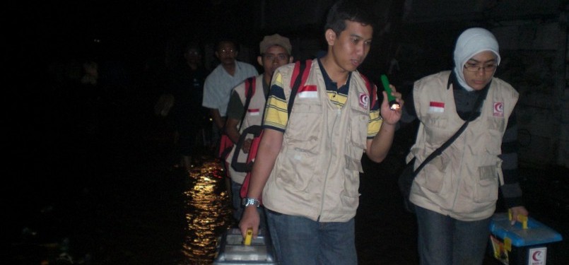 Saya (kiri) bersama teman relawan medis MER-C di lokasi banjir.