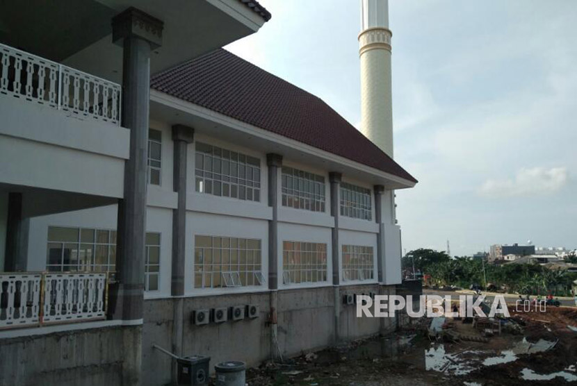 Sayap kanan Masjid KH Hasyim Asyari Jakarta, Daan Mogot Jakarta Barat. Masjid KH Hasyim Asyari atau Masjid Raya Jakarta bersiap menggelar sholar jumat.