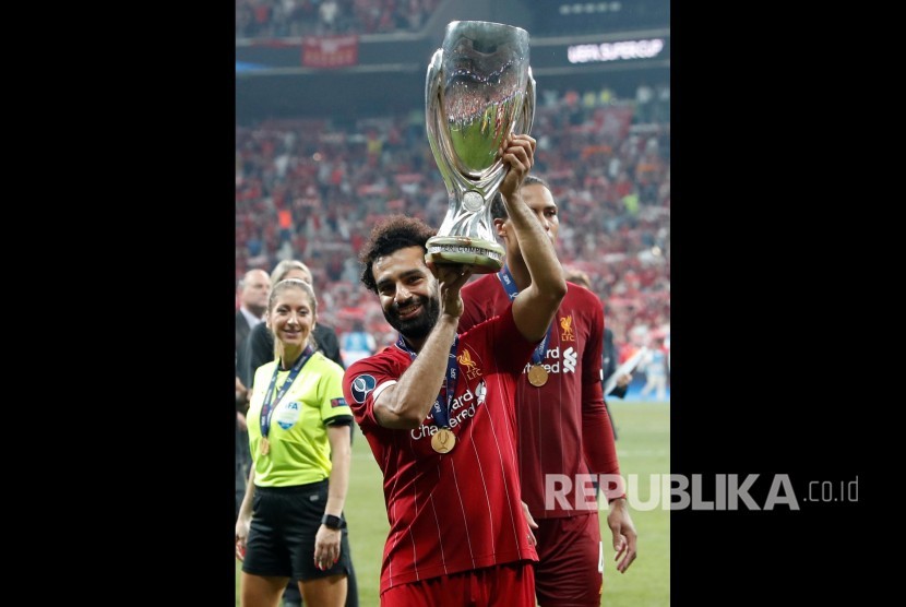 Penyerang sayap Liverpool Mohammed Salah mengangkat trofi usai laga Piala Super UEFA di Stadion Vodafone Arena, Istanbul, Turki, Kamis (15/8) dini hari.
