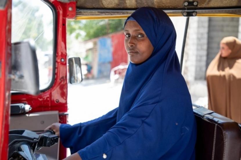 Saynab jalani profesi sopir bajaj di Mogadishu Somalia karena kebutuhan. 