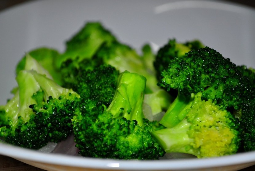 Bersihkan dan blansir dulu brokoli sebelum membekukannya di kulkas.