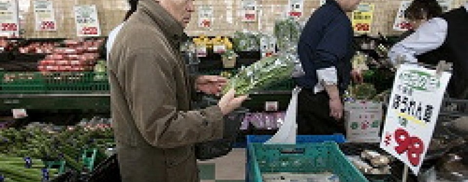 Sayur-mayur di sebuah minimarket di dekat Fukushima.