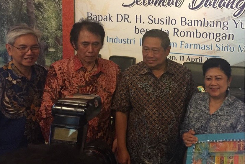 SBY, Ani Yudhoyono, dan CEO PT Industri Jamu dan Farmasi Sido Muncul Tbk, J  Sofjan Hidayat (kedua kiri)