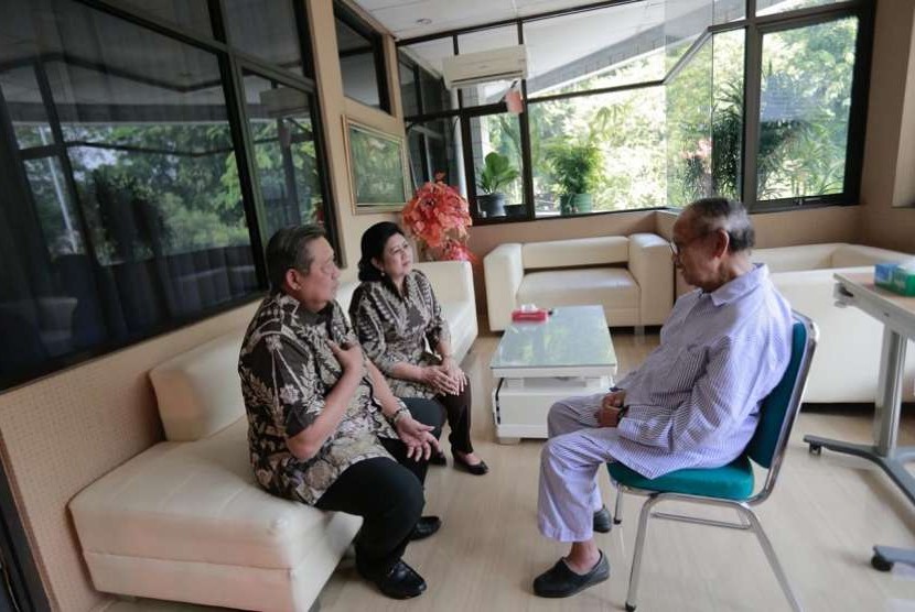 SBY dan Ani Yudhoyono menjenguk BJ Habibie