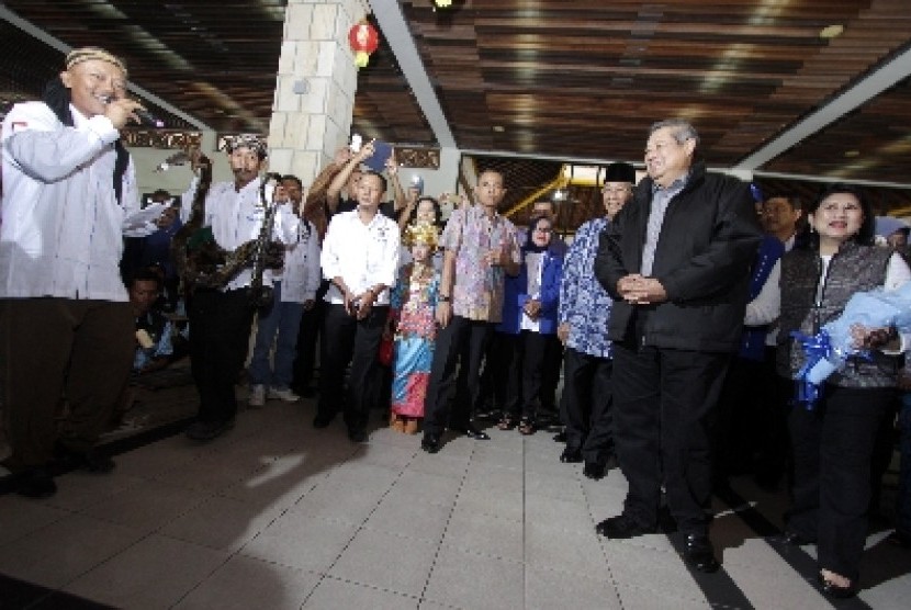 SBY dan Ibu Ani disambut kesenian Ronthek khas Pacitan saat tiba di Pelabuhan Internasional Nongsapura, Batam, Sabtu (21/2).