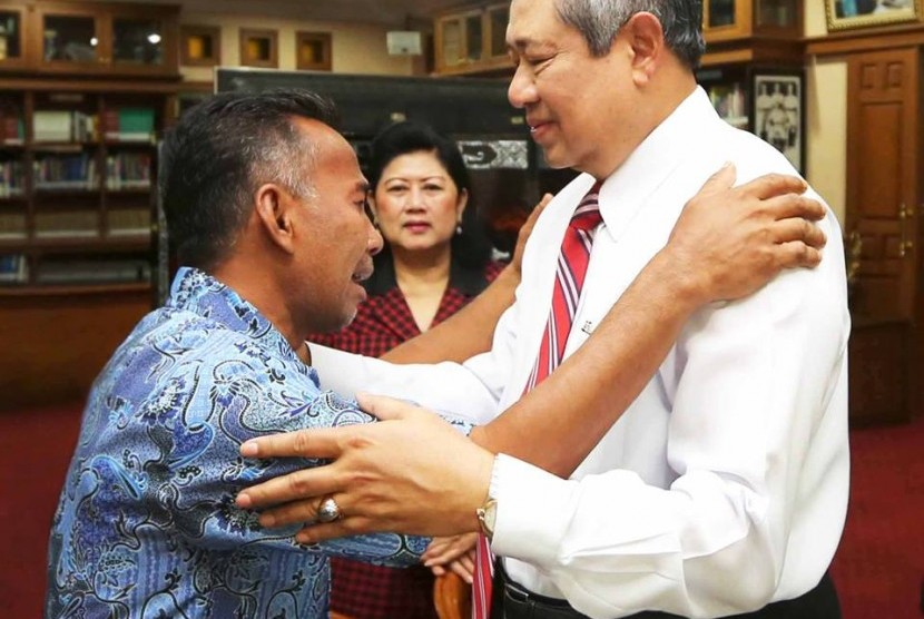 SBY dan Ibu Ani Yudhoyono menerima Ponidi.