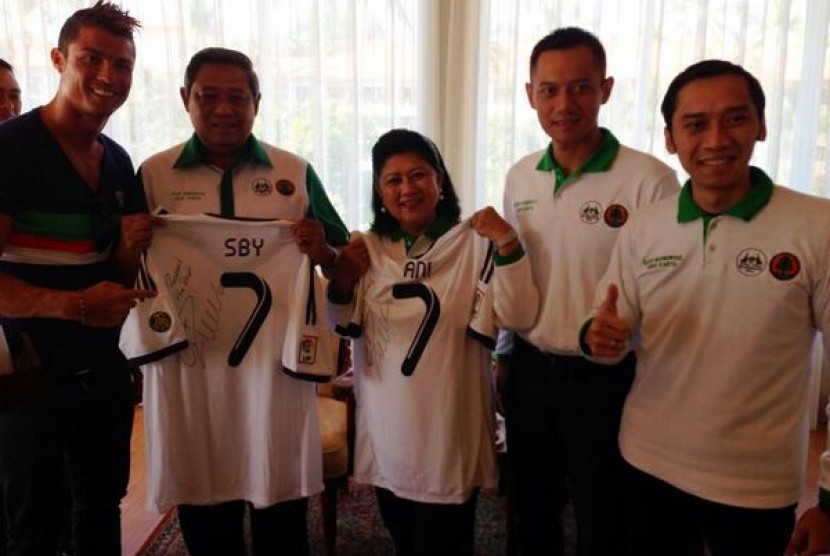 SBY dan keluarga foto bareng Cristiano Ronaldo
