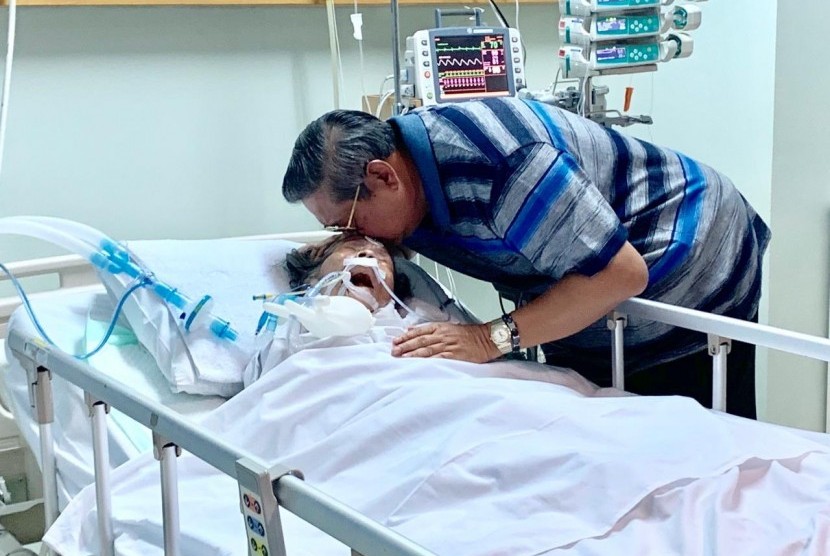 SBY menjaga ibunda Siti Habibah yang sedang sakit