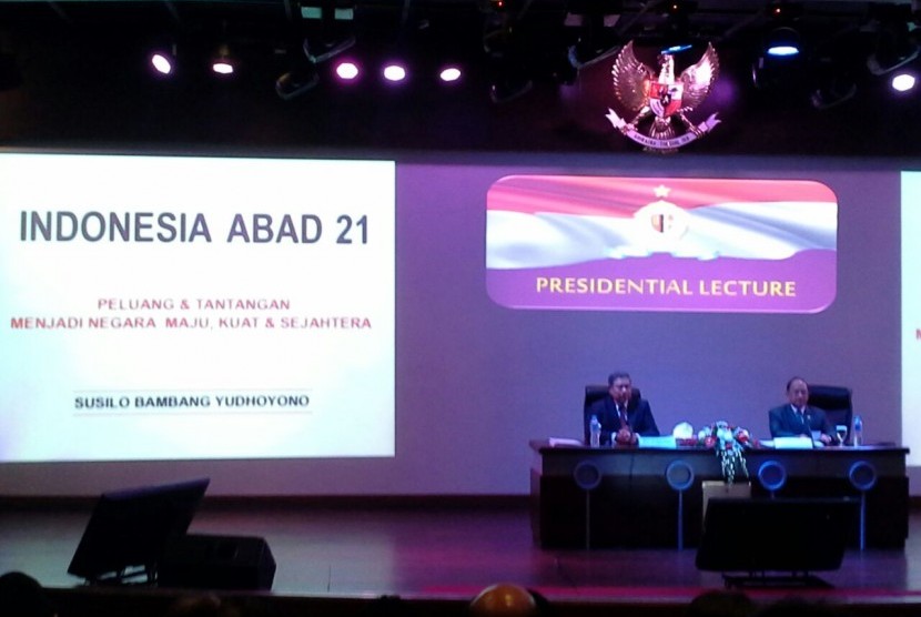 SBY saat memberikan ceramah umum kepada para peserta dan alumni Lemhannas pada acara Presidential Lecture di Jakarta, Selasa (8/9).