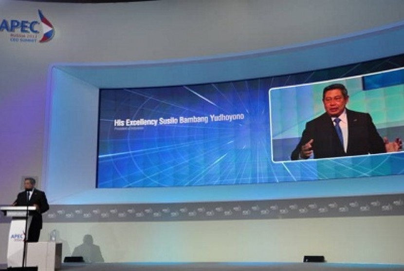 SBY sedang menyampaikan pidato di depan para chief executive officer dal am APEC CEO Summit di Vladivostok, Rusia, Sabtu (8/9). SBY menjadi salah satu pembicara utama dalam pertemuan para pengusaha yang masih merupakan rangkaian dari KTT APEC.
