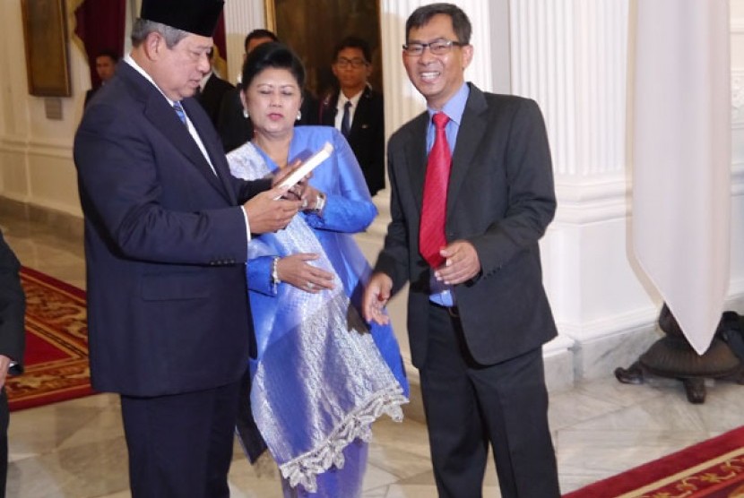 SBY terima buku dari Pemred Republika