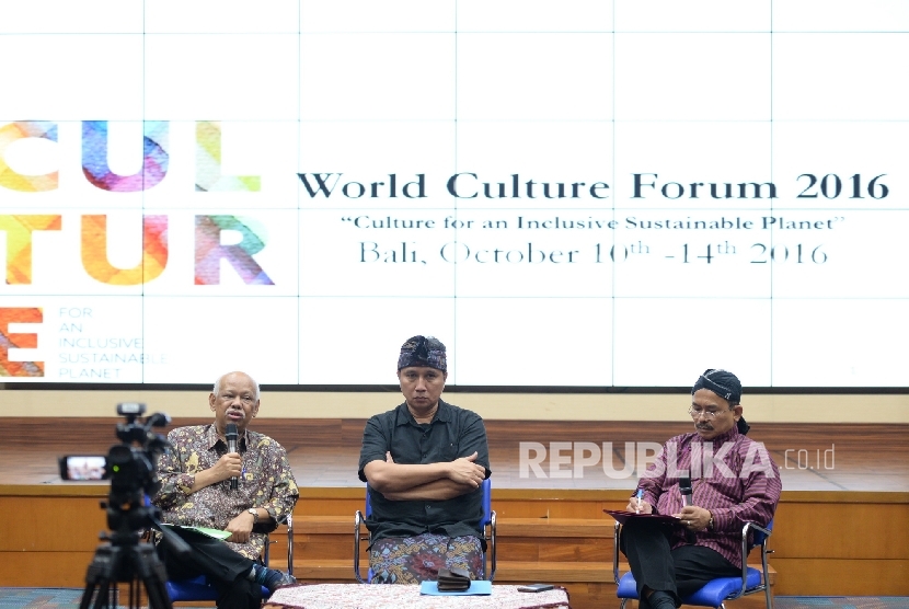 SC World Culture Forum (WCF) 2016 Azyumardi Azra (dari kiri), Dirjen Kebudayaan Mendikbud Hilmar Farid saat konferensi pers di Kemendikbud, Jakarta, Selasa (4/10).