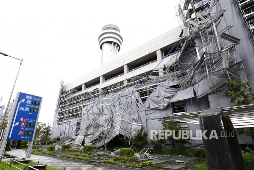 Scaffolding hit by typhoon is seen at a parking lot at Haneda airport in Tokyo, Monday, Sept. 9, 2019. (Kyodo News via AP)