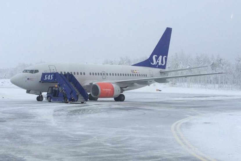 Scandinavian Airlines berpenumpang 72 orang bernomor SK1530 dari Bandara Heathrow tujuan Stockholm mendarat darurat karena ancaman bom.
