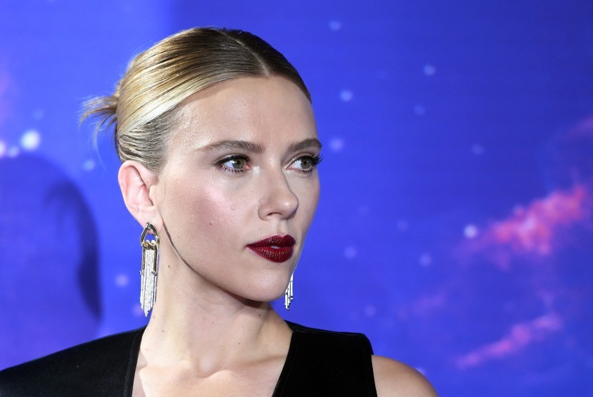 Scarlett Johansson, pemeran Black Widow. The Wall Street Journal memprediksi bahwa Johansson kehilangan 50 juta dolar AS akibat keputusan Disney merilis film di Disney + dan bioskop secara bersamaan.