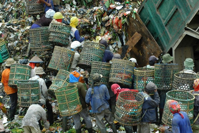 Scavengers hurriedly welcome the truck as it unloads garbage in Bantar Gebang, Bekasi, West Java. (photo file).