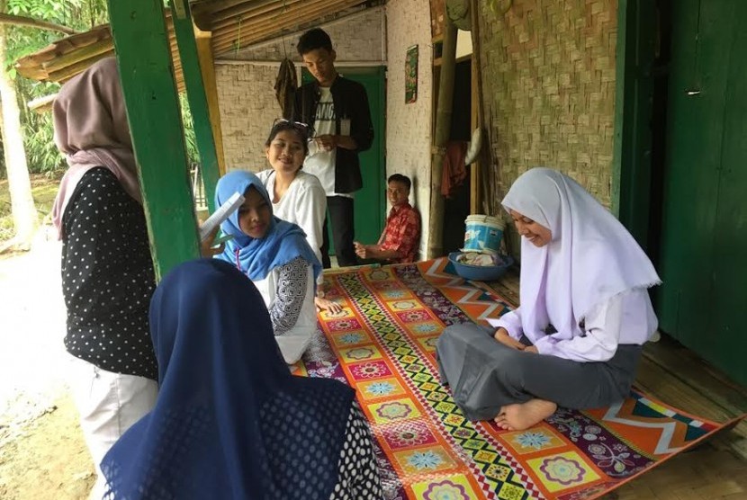 SCG mengadakan 'Home Visit', salah satu kegiatan dari rangkaian seleksi program beasiswa unggulan SCG Sharing the Dream di Indonesia.