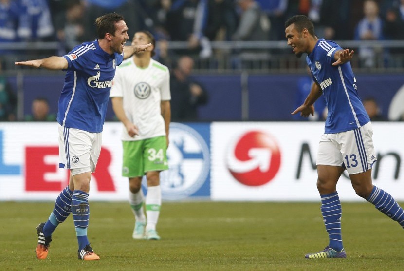 Schalke 04' s Bernd Hoewedes (L) and Eric Maxim Choupo-Moting celebrate a goal against Wolfsburg during their German first division Bundesliga soccer match in Gelsenkirchen November 22, 2014. 