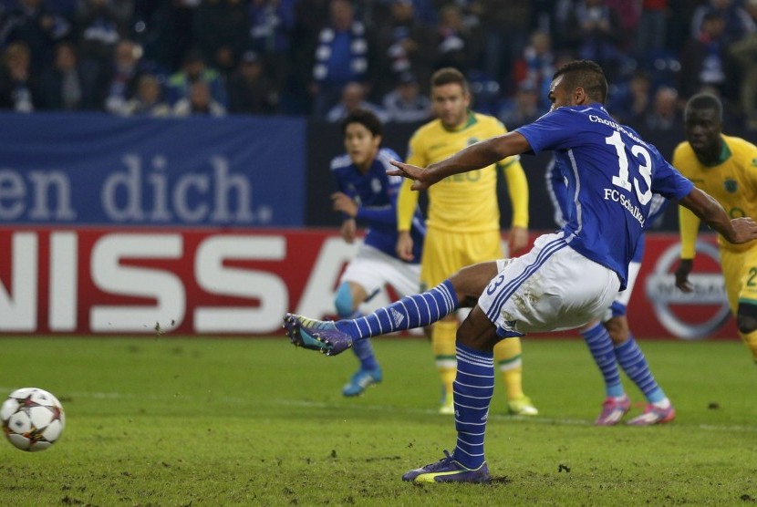 Schalke 04's Eric Maxim Choupo-Moting scores a disputed penalty goal against Sporting in their Champions League group G soccer match in Gelsenkirchen October 21, 2014. 