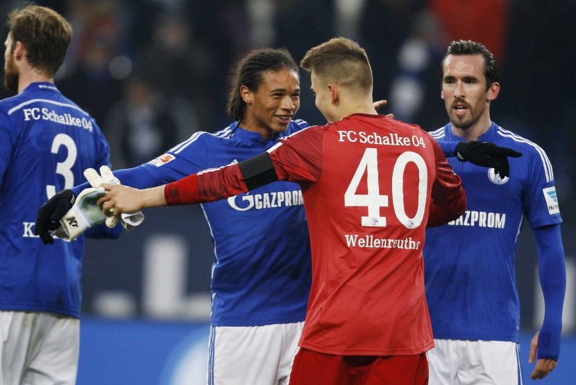 Schalke 04's Timon Wellenreuther (2nd R) and Leroy Sane (2nd L) celebrate victory, while Christian Fuchs (R) looks on, after their Bundesliga first division soccer match against Borussia Moenchengladbach in Gelsenkirchen, February 6, 2015. 