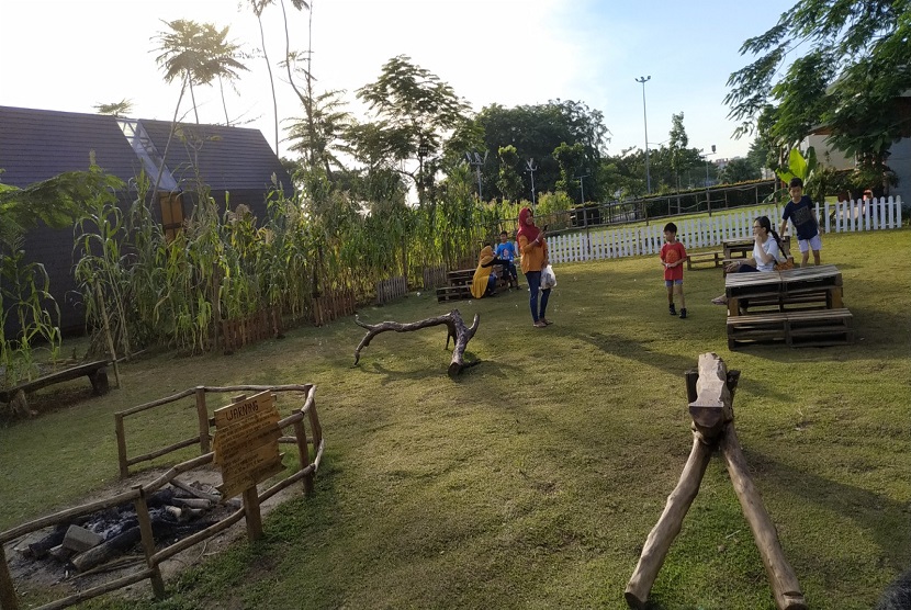 Scientia Square Park (SQP) dapat menjadi salah satu alternatif liburan bagi keluarga atau anak muda yang ingin mencari suasana yang berbeda. SQP menghadirkan rekreasi edukatif di taman hijau terbuka.