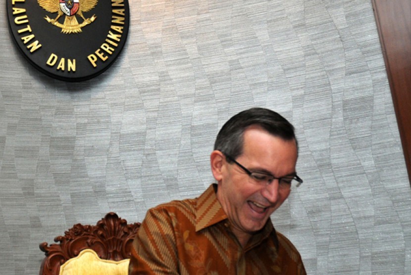Scot Marciel (kanan) saat mengisi buku tamu dalam kerjasama Bilateral di Jakarta, Jumat (4/11)