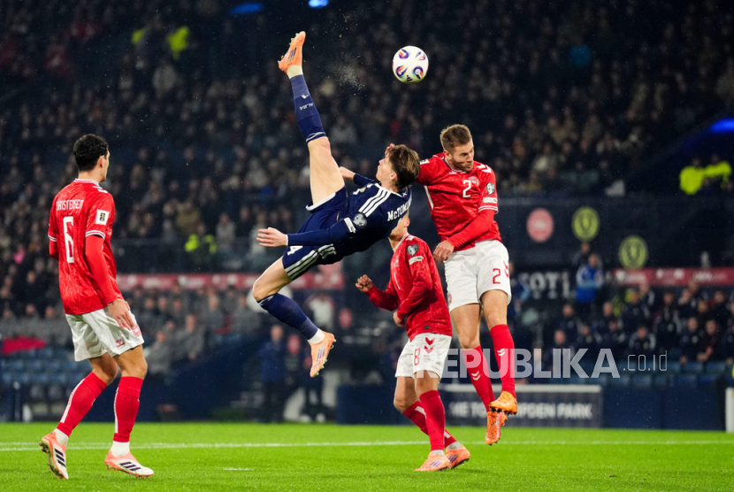 Scott McTominay dari Skotlandia mencetak gol pembuka dengan tendangan salto dalam pertandingan Kualifikasi Piala Dunia 2026 zona Eropa antara Skotlandia dan Denmark di Hampden Park, Glasgow, Skotlandia, Rabu, 19 November 2025 dini hari WIB. 