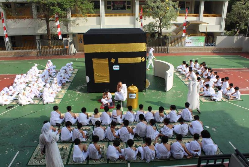 SD Bakti Mulya 400 Jakarta mengadakan latihan manasik haji yang diikuti para siswa kelas IV.