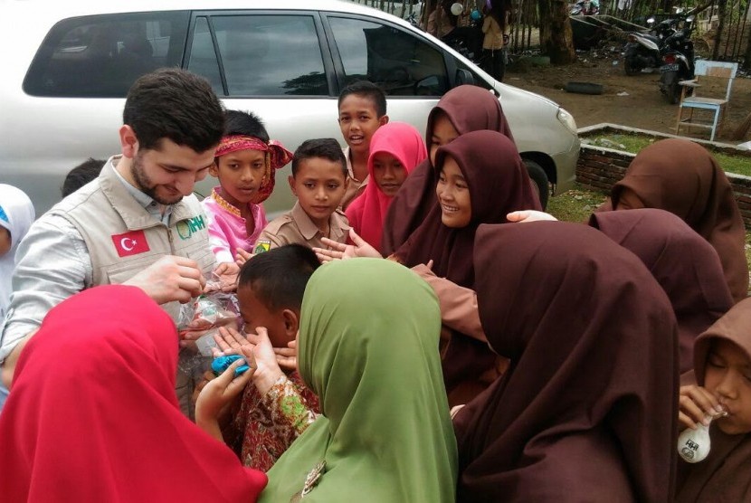 SD dan SMP PKPU Aceh dikunjungi oleh Tim IHH Turki, Kamis (16/3). 