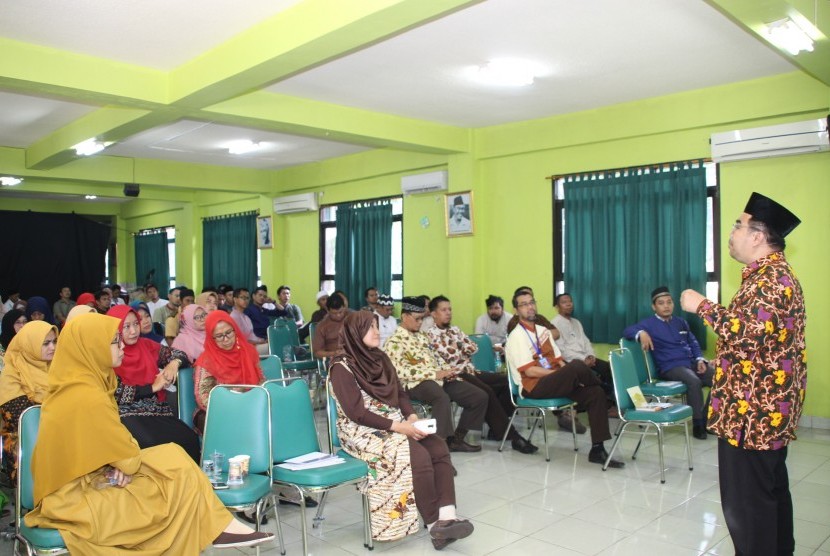 SD Islam Al Azhar 19 Sentra Primer, Jakarta, menggelar Workshop Character Building melalui konsep cara berpikir suprarasional bagi para karyawan dan guru, Jumat (14/6).