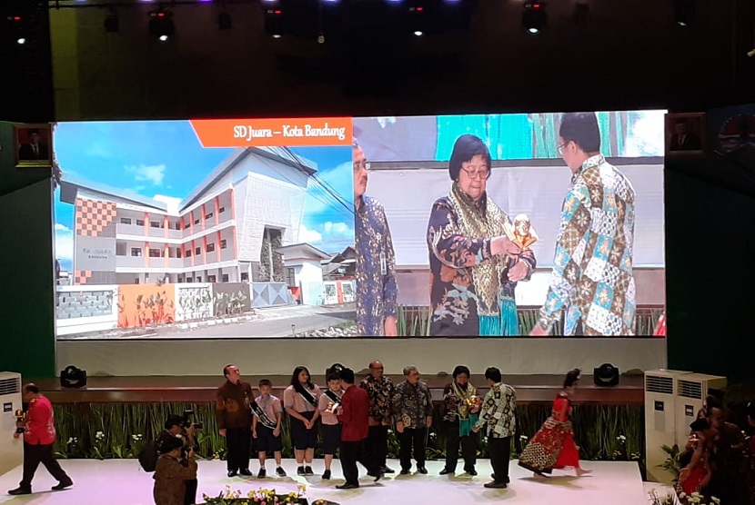 SD Juara Bandung yang merupakan sekolah binaan Rumah Zakat mendapatkan penghargaan Adiwiyata tingkat nasional 2019 untuk kategori mandiri. Pemberian penghargaan diberikan langsung oleh Menteri Lingkungan Hidup dan Kehutanan Republik Indonesia, Siti Nurbaya Bakar di Gedung Manggala Wanabakti, Jakarta, Jumat (13/12).