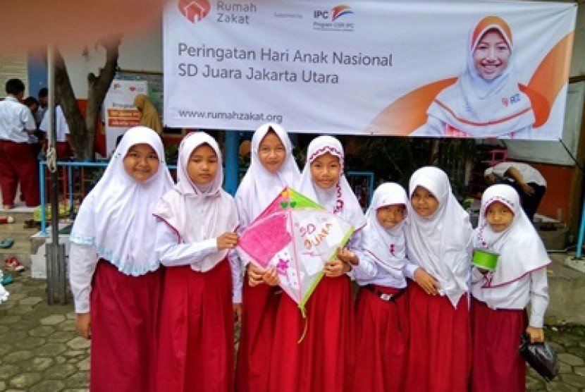 SD Juara Jakarta Utara memperingati Hari Anak Nasional dengan kegiatan mewarnai, menggambar, dan menuliskan impian mereka di layang-layang.