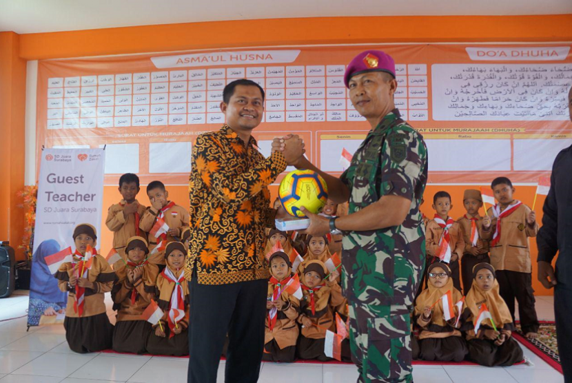 SD Juara Rumah Zakat menyambut guest teacher dari TNI AL.