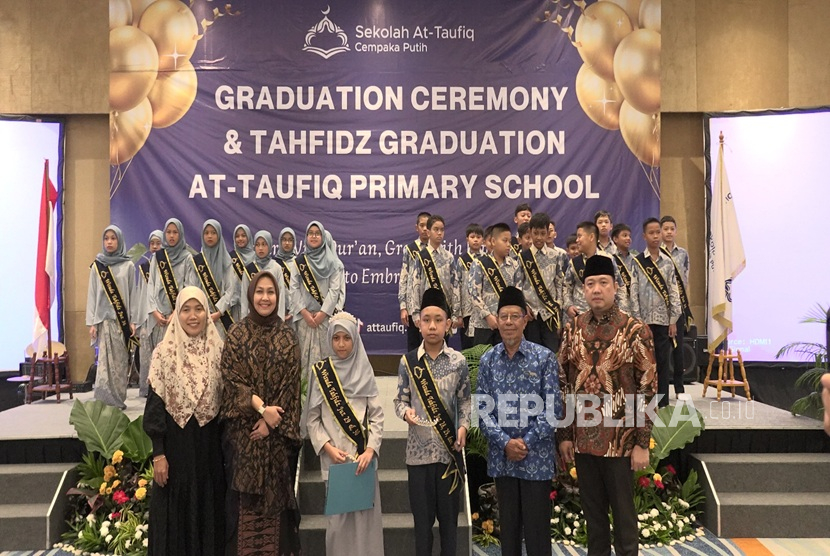 SD LPI At-Taufiq Cempaka Putih kembali menunjukkan komitmennya dalam membentuk generasi Qurani melalui gelaran Wisuda Kelas VI dan Wisuda Tahfidz yang berlangsung pada Sabtu, (21/6/2025) di Jakarta.